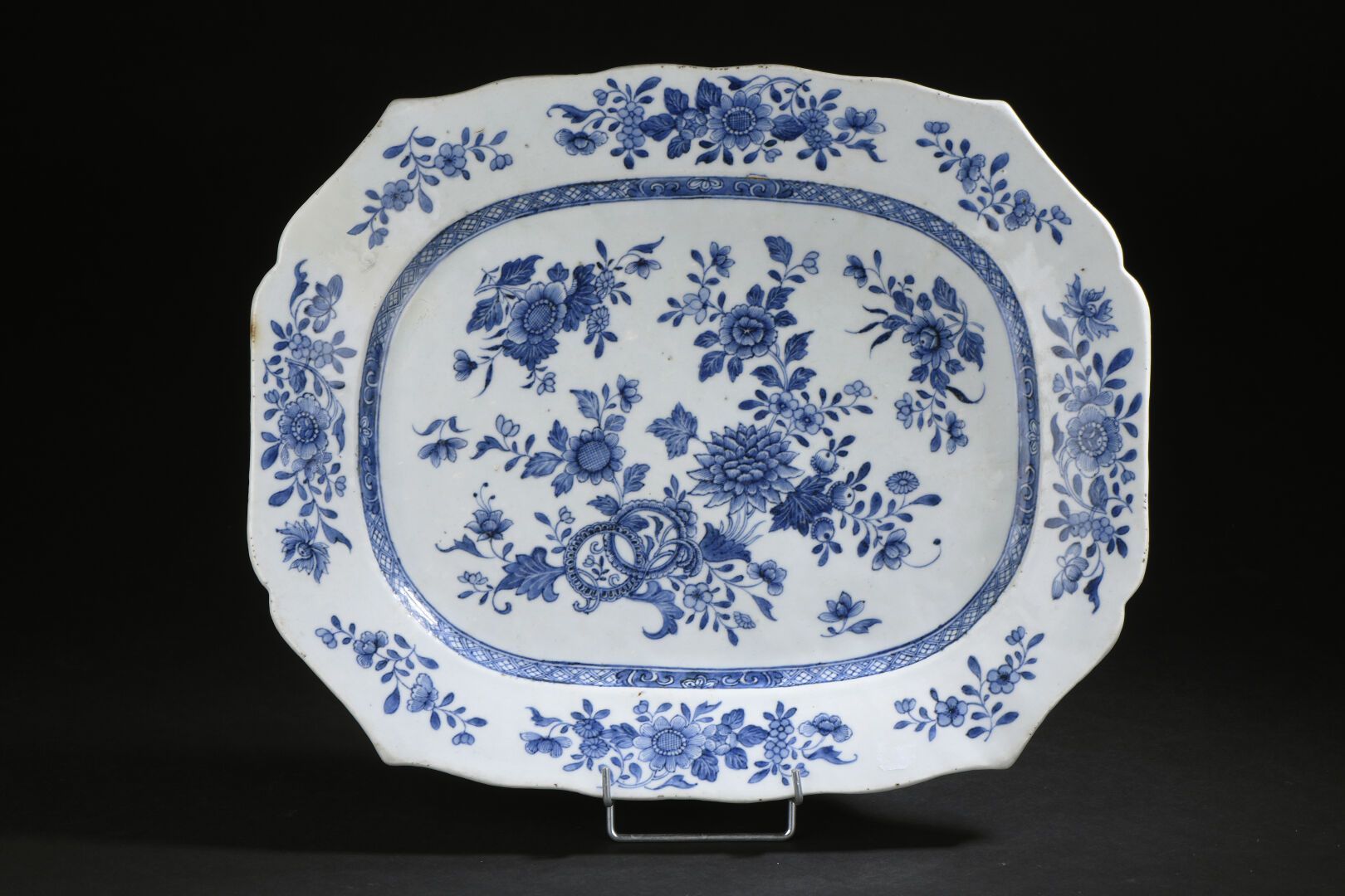 Null 大青花瓷盘
中国，18世纪
边缘是弯曲的，装饰有花枝；修复了边框
D. 42,8 cm