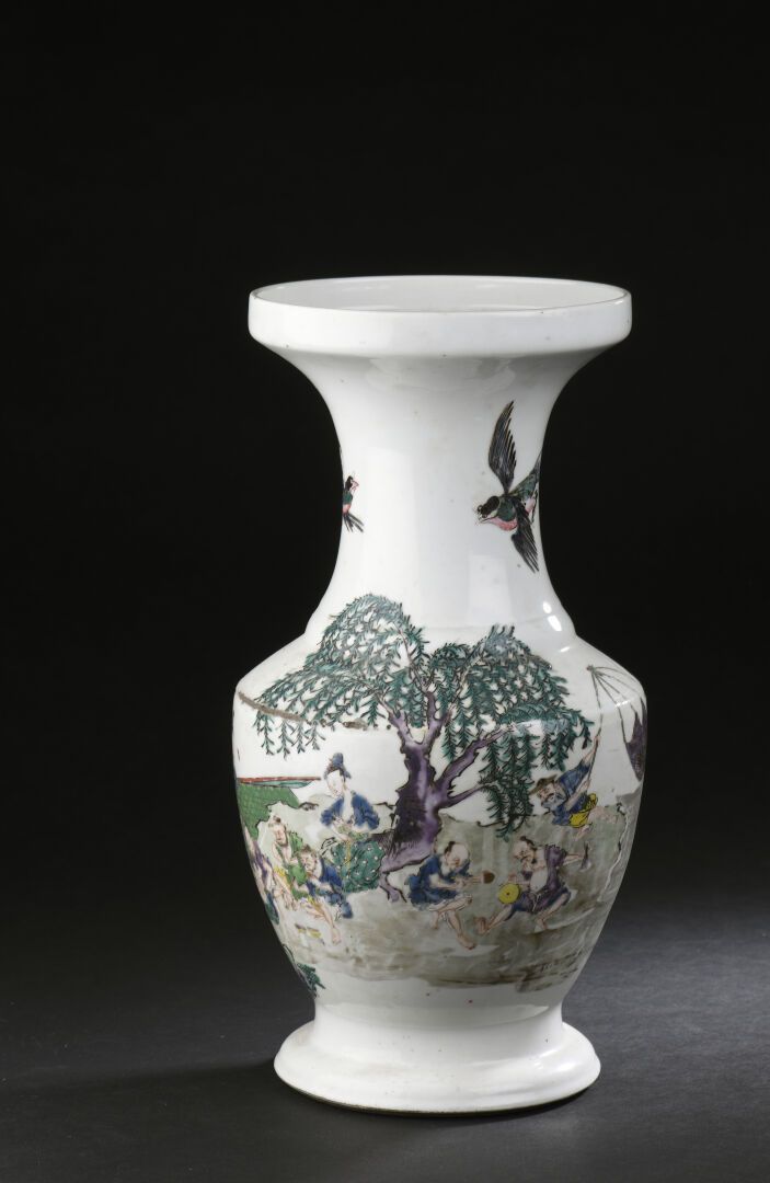 Null Vase en porcelaine famille rose
Chine, époque Yongzheng (1723-1735)
Balustr&hellip;