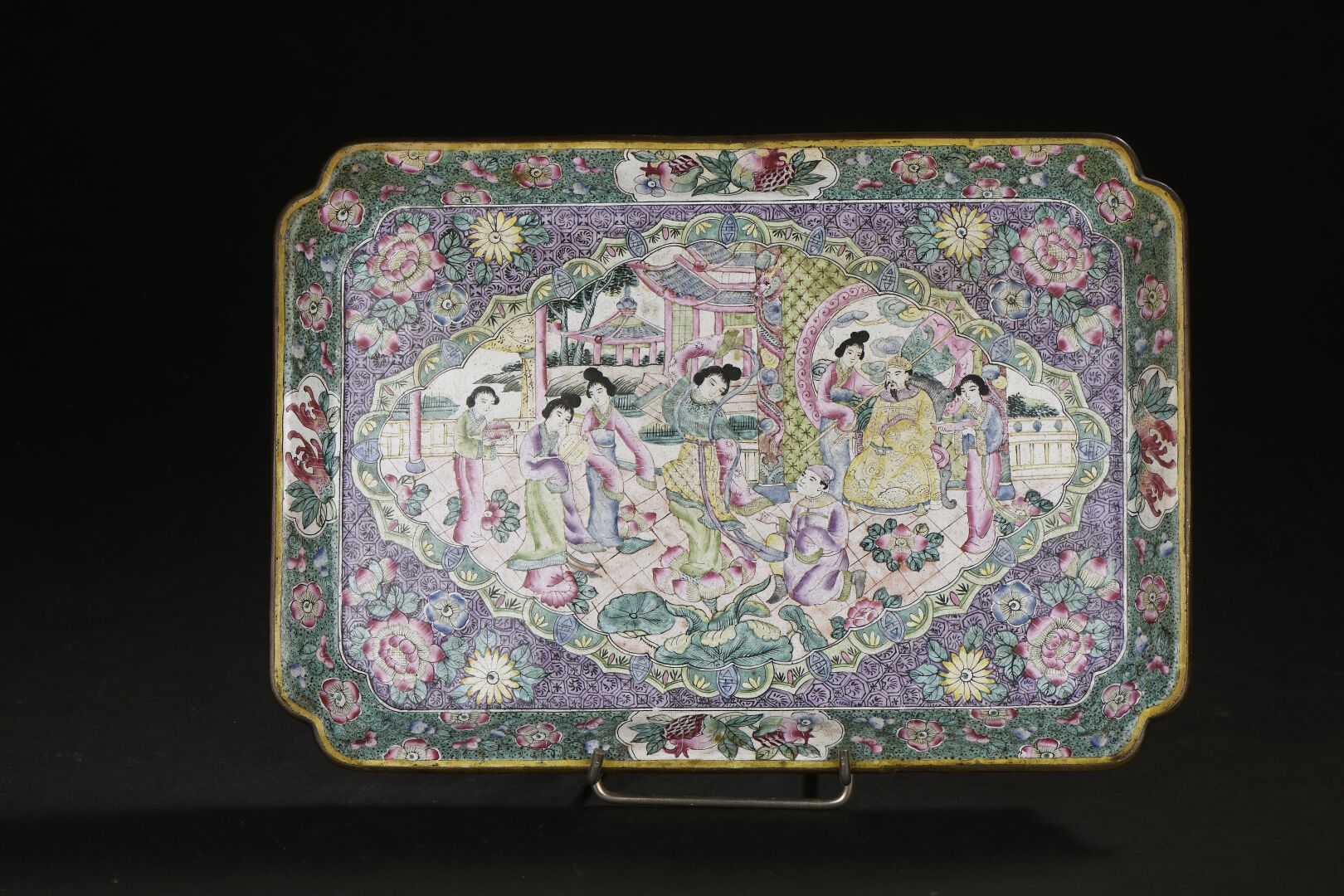 Null Copper and canton enamel tray
China, first half of the 20th century
Decorat&hellip;