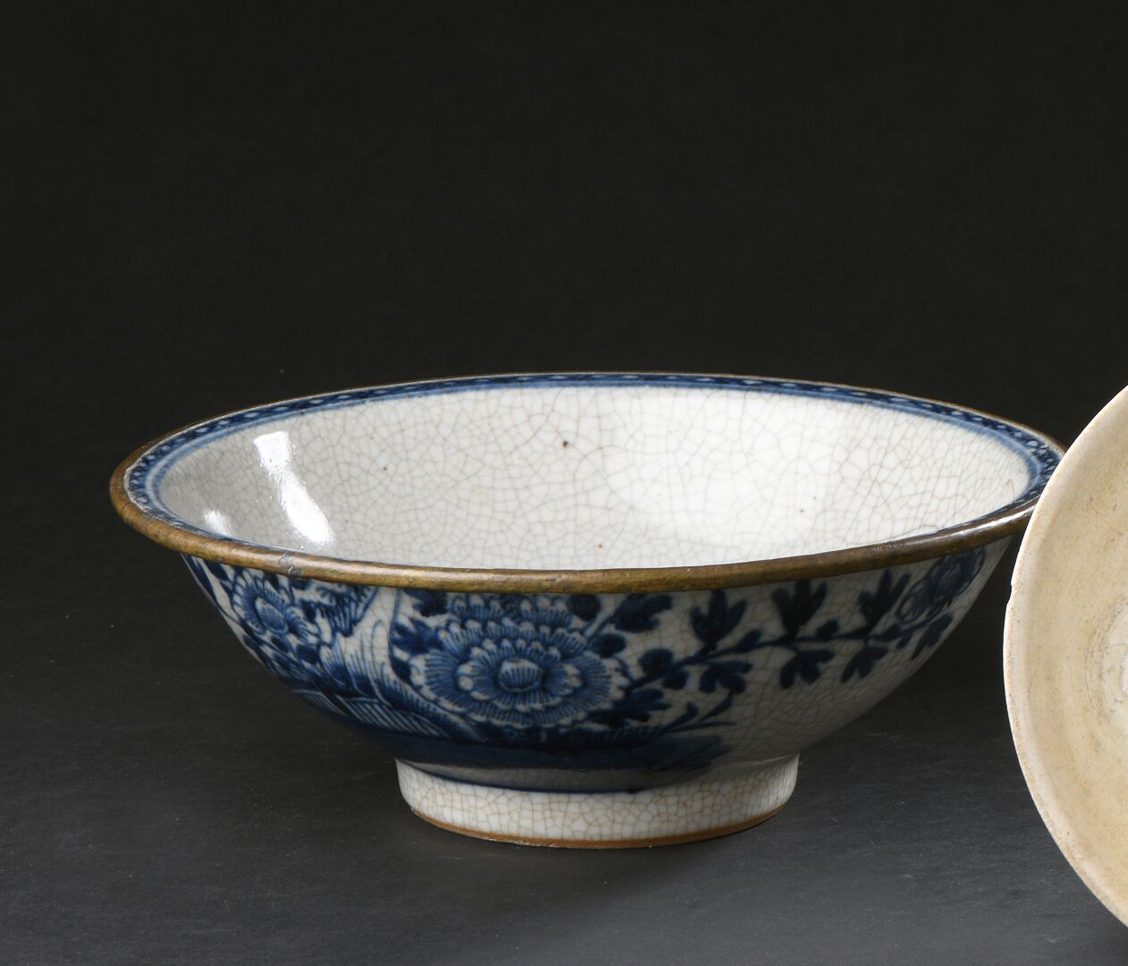 Null 青白瓷大碗
越南，19世纪
饰有牡丹和叶子，边缘有金属环绕；边缘有事故
D.25.5厘米