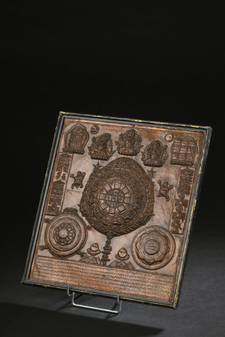 Null 铜板 
西藏，20世纪
中间描绘了一个生命之轮（Bhavacakra），下面是三个神灵，上面是两个小的Bhavacakras，下部装饰有一个长的铭文
&hellip;