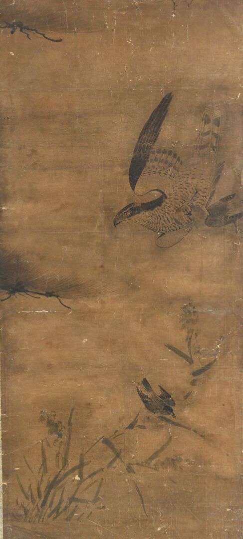 Null 纸上大型水墨画
日本，江户时代(1603-1868)
饰有一只飞行中的猎鹰，在温室中抱着一只鸟，上面是一只栖息在树枝上的鸟；磨损严重，有折痕和小裂缝。&hellip;