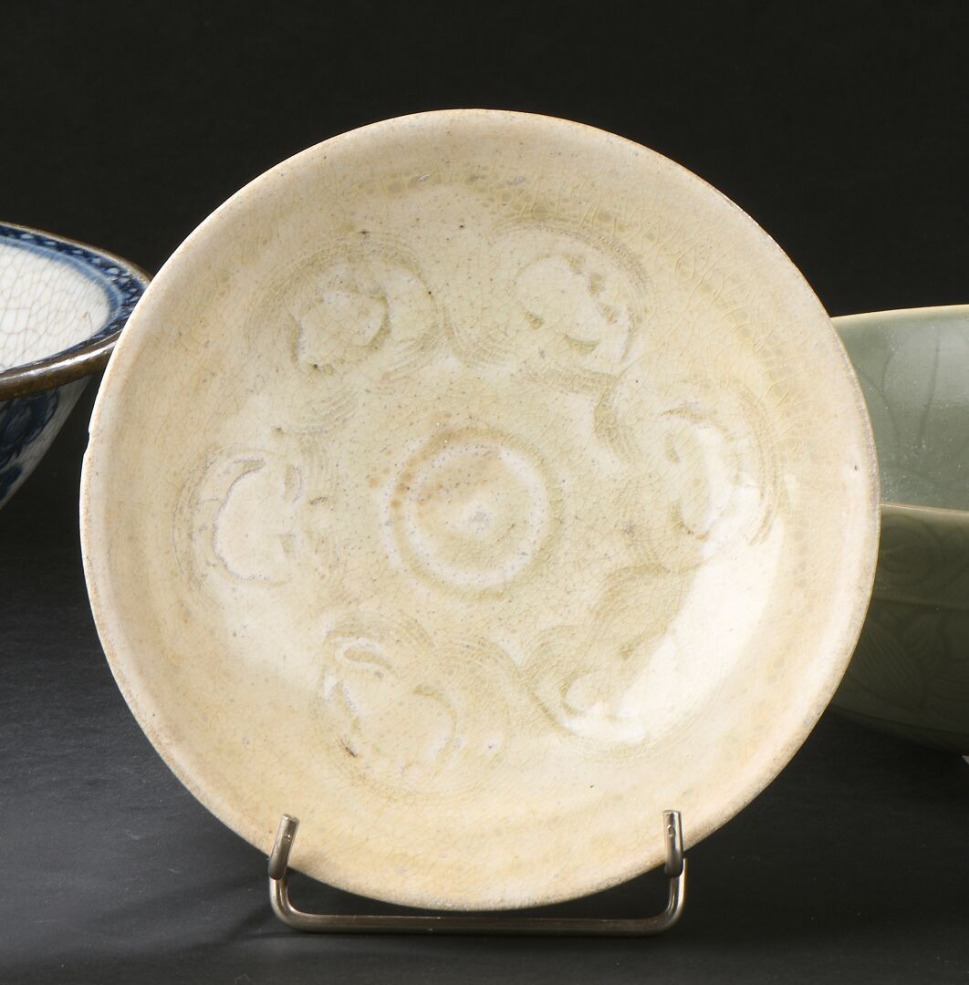 Null 米色釉面炻器碗
越南，Tanhoa，12-13世纪
内壁刻有风格化的花朵；有小缺口
D : 17 cm