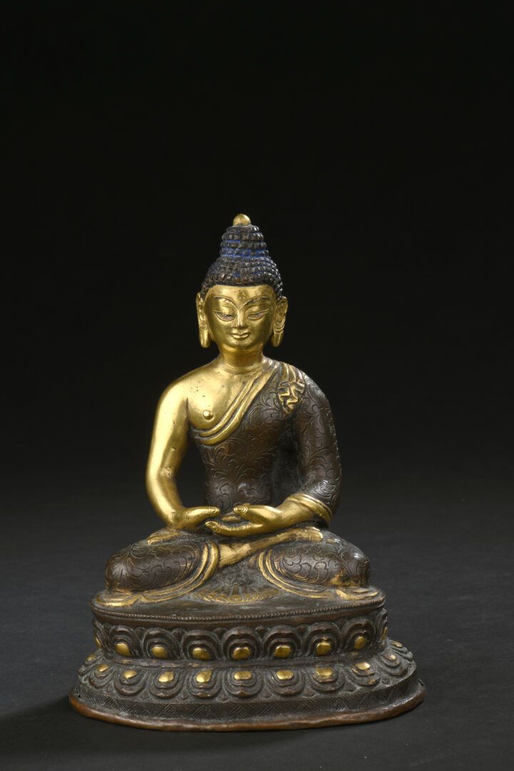Null Statuette de bouddha en bronze partiellement doré
Népal, fin du XIXe/début &hellip;