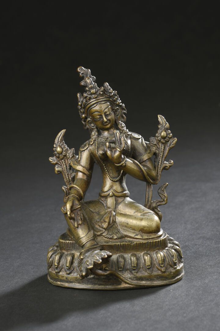 Null Statuette von Tara aus Bronze 
Sino-tibetisch, spätes 19.
Dargestellt wird &hellip;