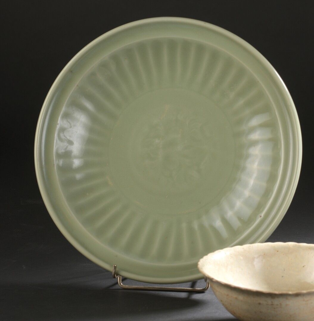 Null 龙泉青瓷器皿 
中国，明朝时期，16世纪
圆形，中心刻有花纹，边缘有棱角。 
D. 30厘米