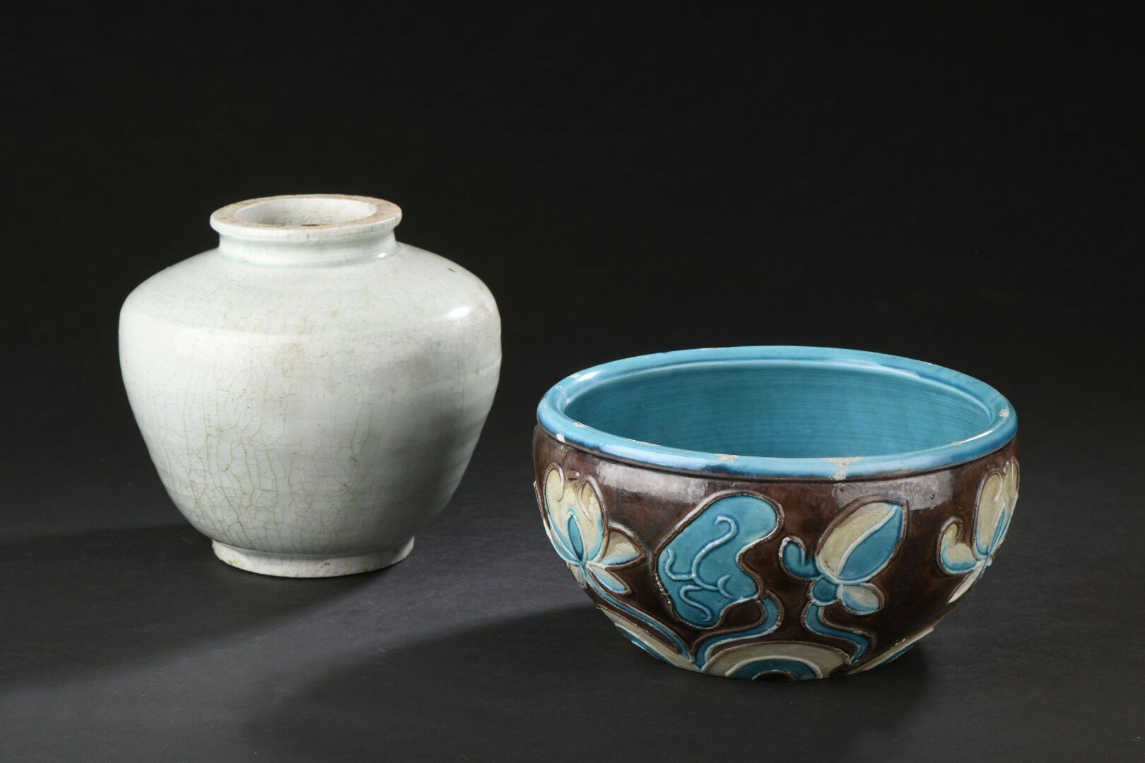 Null 法华风格的青花釉瓷瓶和壶
中国，19世纪和20世纪
花瓶有圆顶，顶部有短颈（裂纹），壶有荷花装饰（珐琅质碎片）。
H.14 D. 18 cm