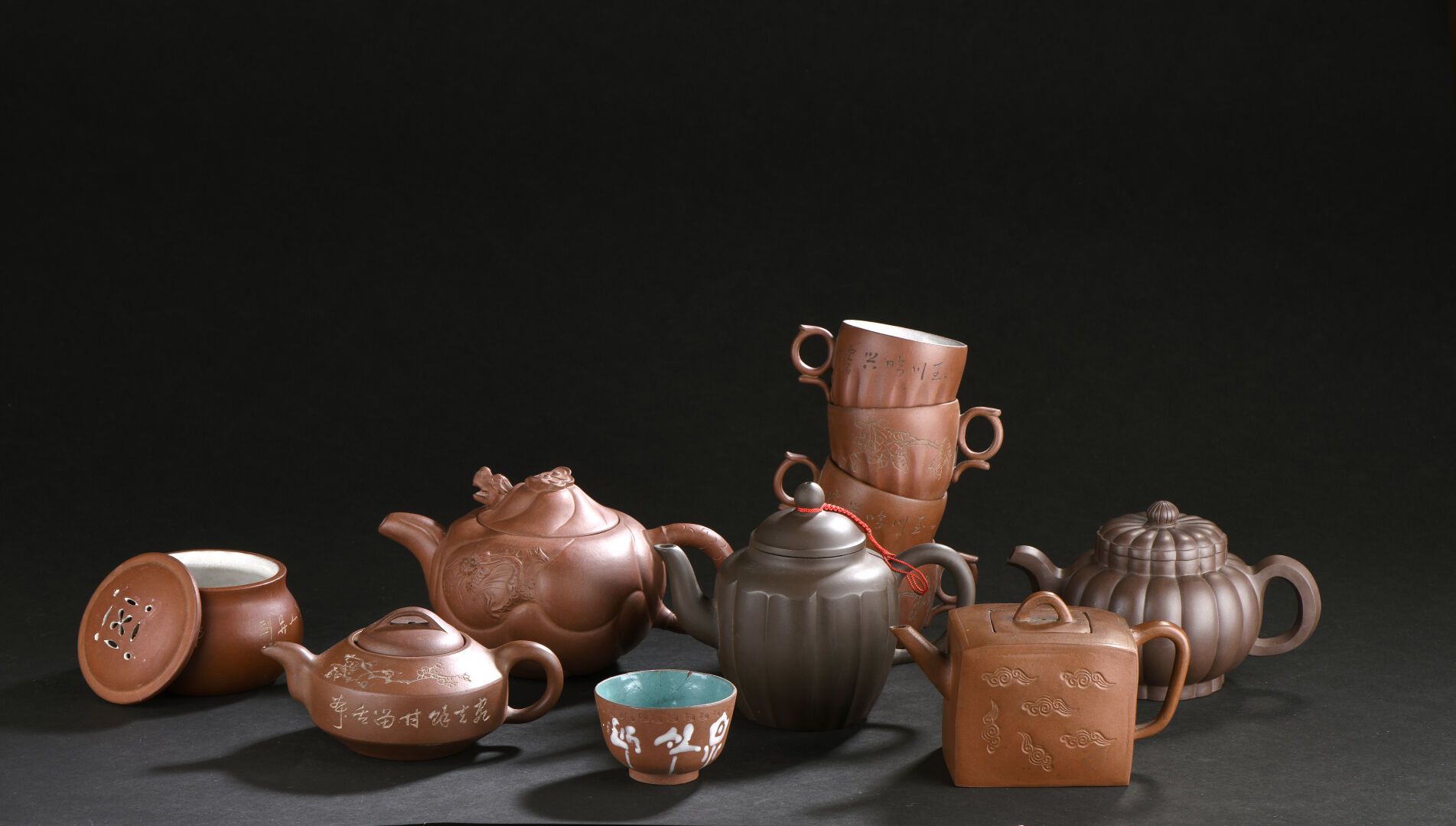 Null 五件宜兴陶制茶壶、糖罐和五个杯子
中国
装饰有龙、云、梅花和铭文，有小缺口；包括四个碗和一个茶壶
H. 茶壶：从7到13厘米
杯子的高度：4.5和6厘&hellip;