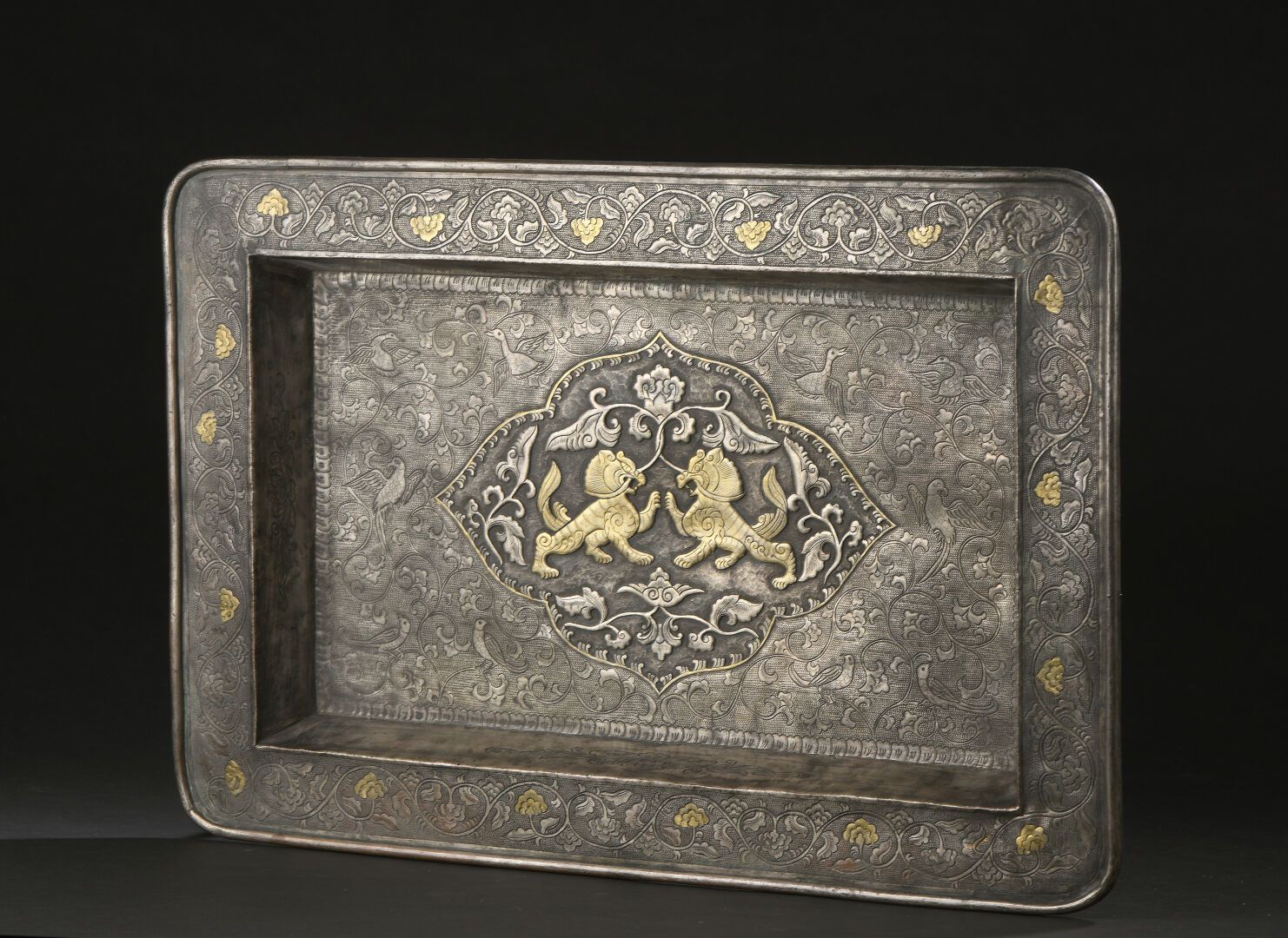 Null Tetrapodisches Tablett aus Zinn 
China, im Stil der Tang-Dynastie
Mit zentr&hellip;