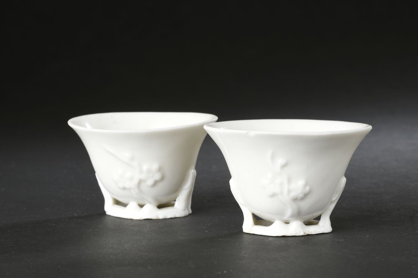 Null 两个中国白瓷小碗
中国，康熙年间（1662-1722年）
饰有轻微浮雕的梅花；有小缺口
H.5厘米