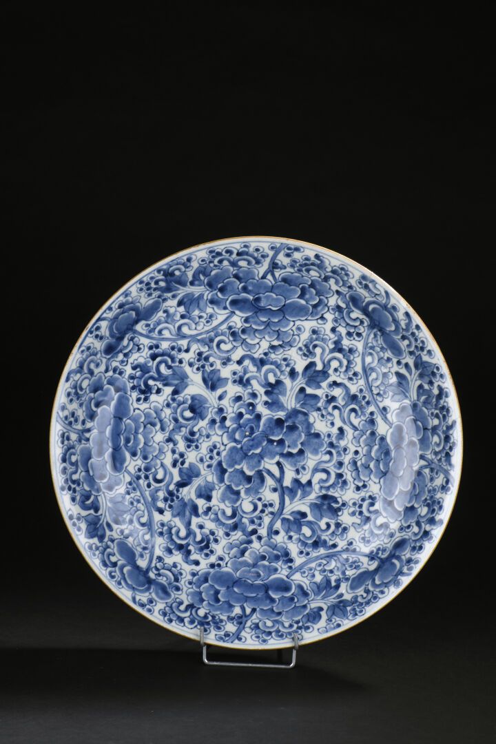 Null 大青花瓷盘
中国，18世纪
圆形，饰有牡丹和叶子；底有小裂缝，边缘有裂纹和小缺口
D.39.5厘米