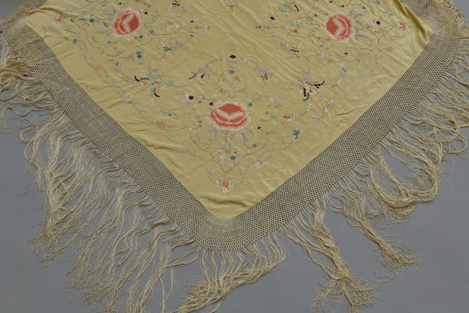 Null Canton shawl in yellow silk and embroidered with silk threads
China, early &hellip;