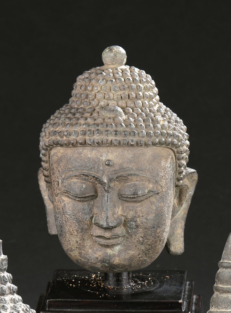 Null Piccola testa di Buddha in bronzo
Cina, dinastia Ming, XVI-XVII secolo
Il v&hellip;