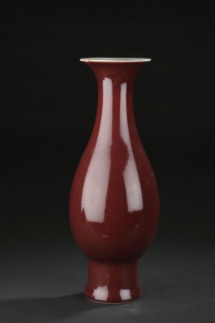 Null 牛血色的瓷器花瓶
中国，19世纪末
覆盖着美丽的红色 "sang-de-boeuf "釉，站在高脚上，颈部呈喇叭状；底部穿孔，裂缝和碎片粘在颈部，小部&hellip;