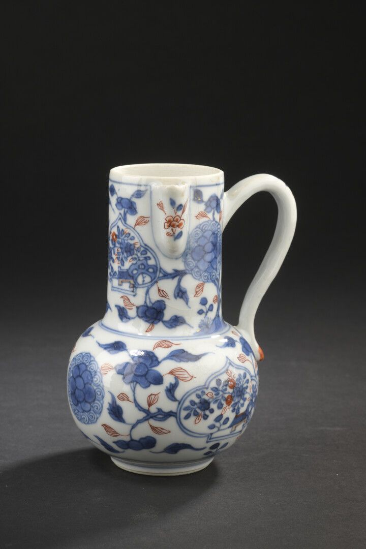 Null Lot including :
- a blue white and iron red porcelain jug. China, 19th cent&hellip;