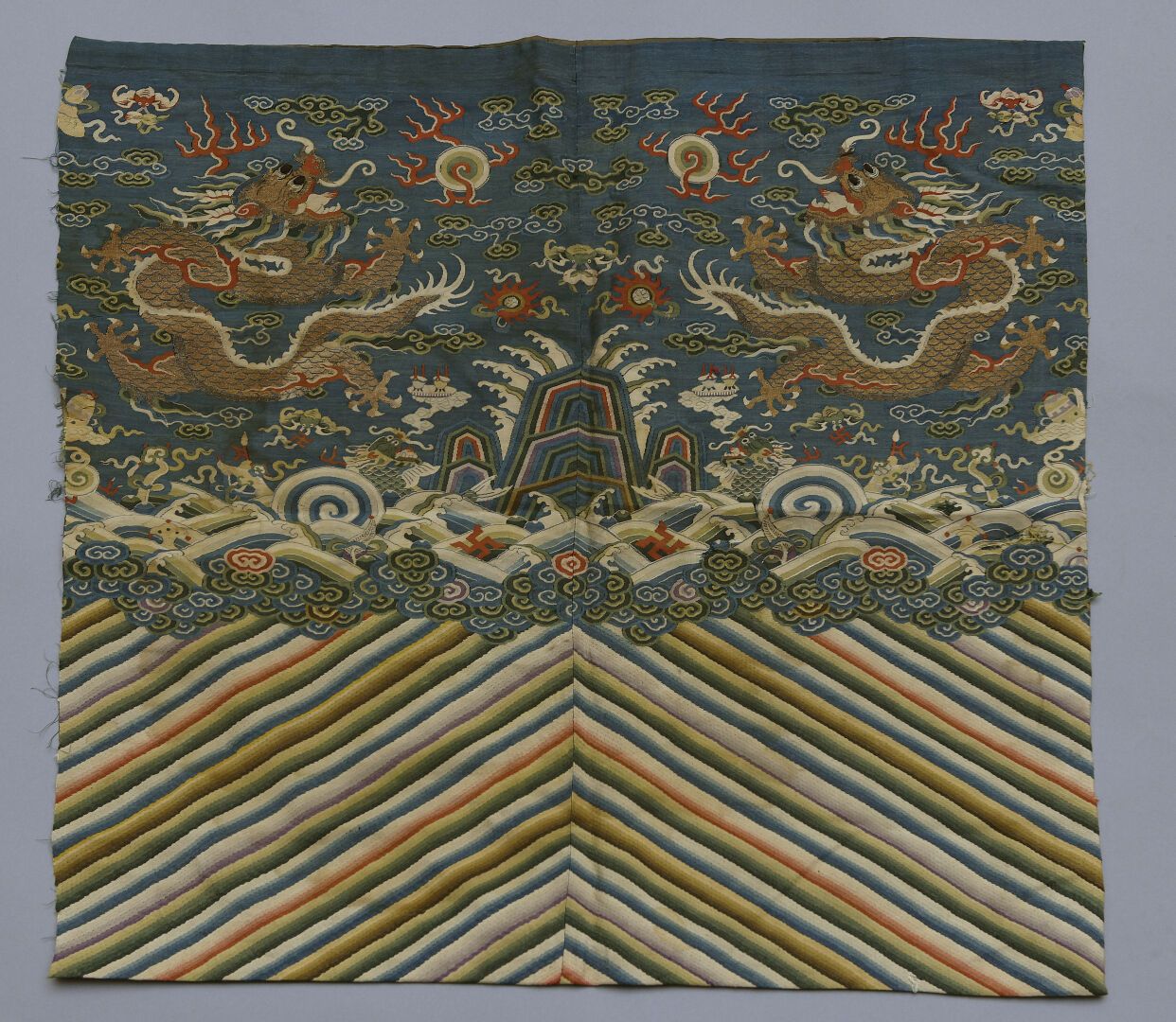 Null 珂赛（Kosseu或Ko'sseu）面板由丝绸制成，用非常细的丝线精细地编织而成。
中国，19世纪
这块板子是中国的Kesai或Ko'sseu的衣服或&hellip;
