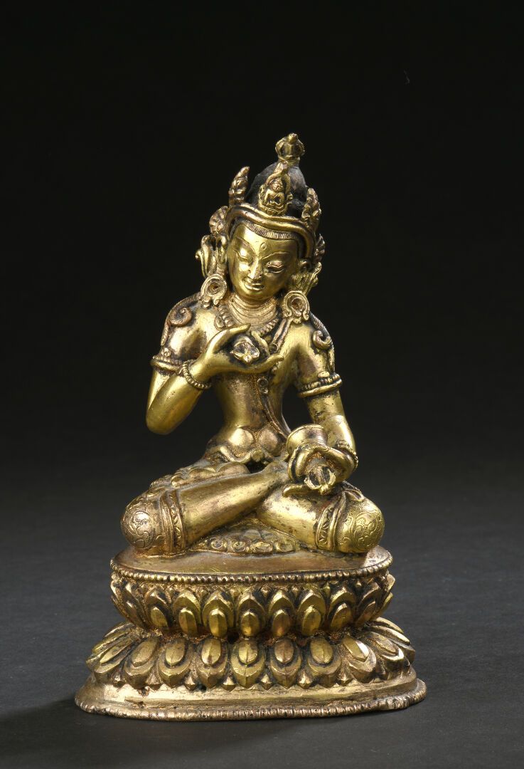 Null 塔拉的镀金青铜雕像
尼泊尔，19世纪末
坐在双莲花座上，手持双金刚杵和甘塔，身上饰有珠宝，额头上环绕着头饰；发髻微微扭动。
H.13.7厘米
