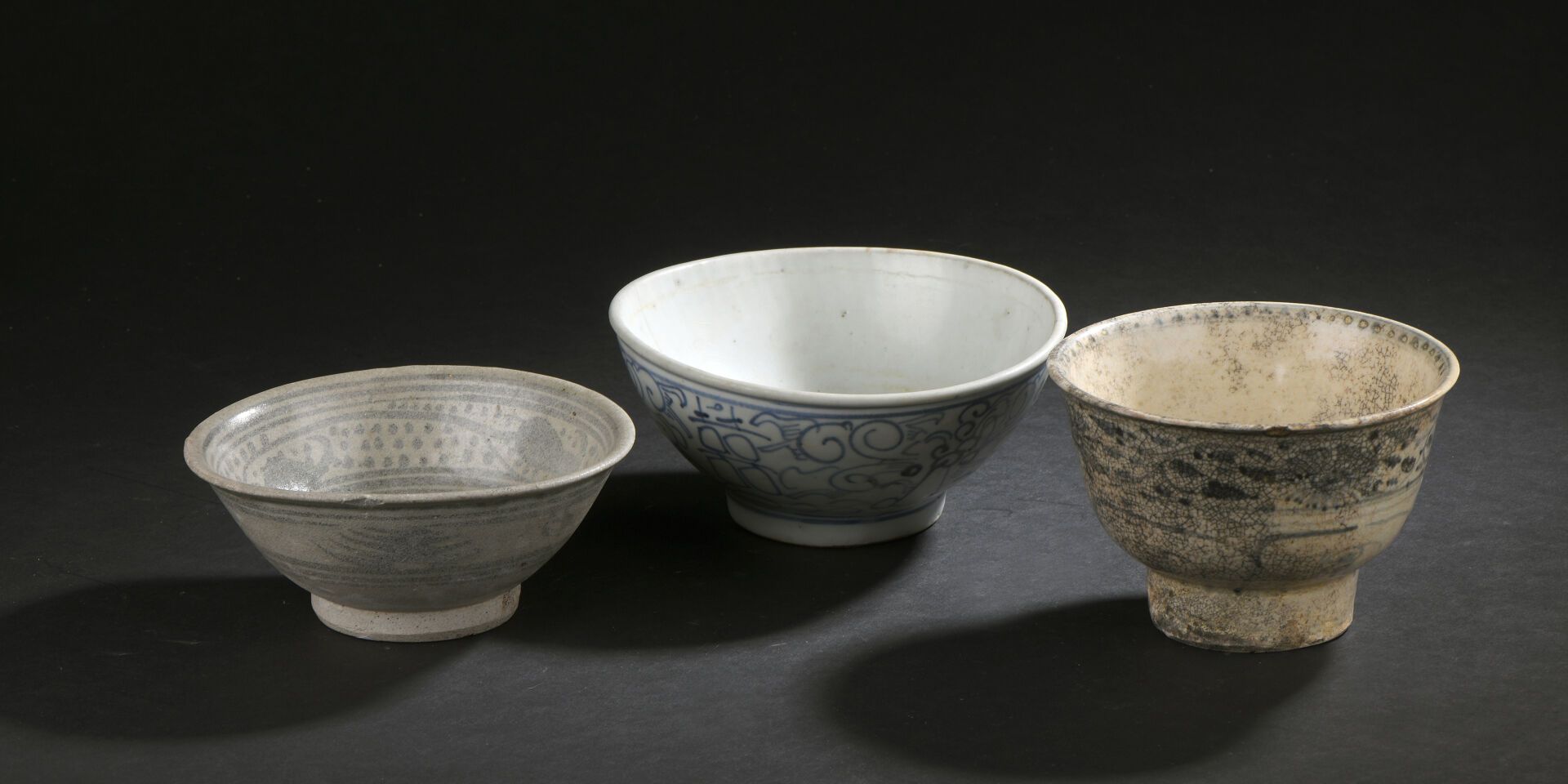 Null 三只施有瓷釉的炻器碗
泰国、越南和中国，15和17世纪
饰以花卉和风格化的叶子；有缺口和裂缝
D.13至15.5厘米