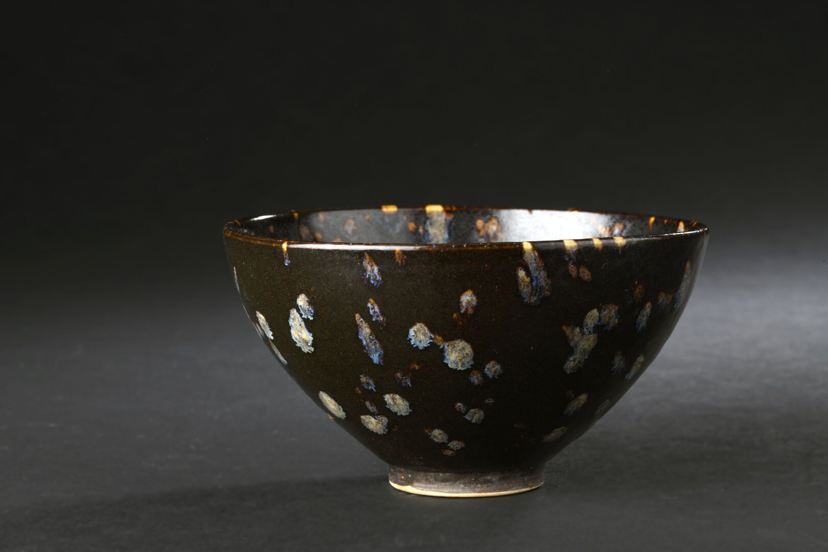 Null 棕色和蓝色染色的釉面炻器碗
中国，宋代风格
站在一个小脚上，覆盖有蓝色和棕色斑点的棕色釉面
D.12.5厘米