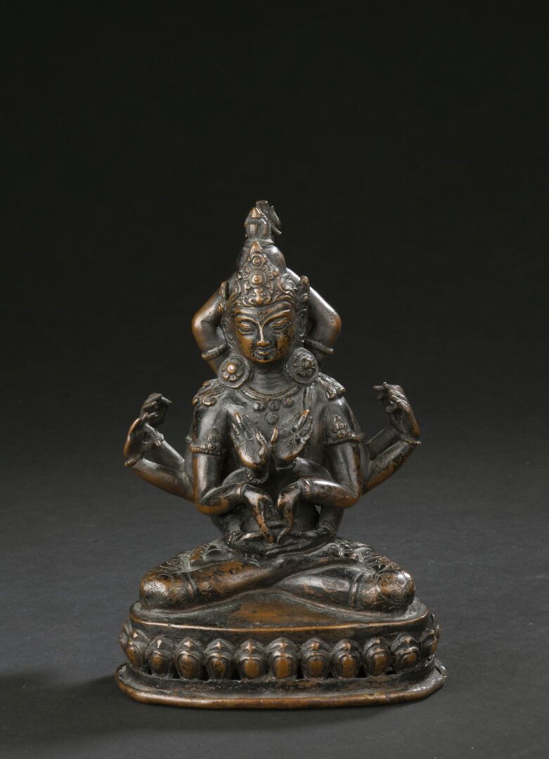 Null 观世音菩萨铜像
尼泊尔，19世纪末
描绘的是以padmasana坐于坚固的底座上，正面有三对主要的手臂，其他三对手臂向四周辐射，身上有珠宝装饰，头发梳&hellip;