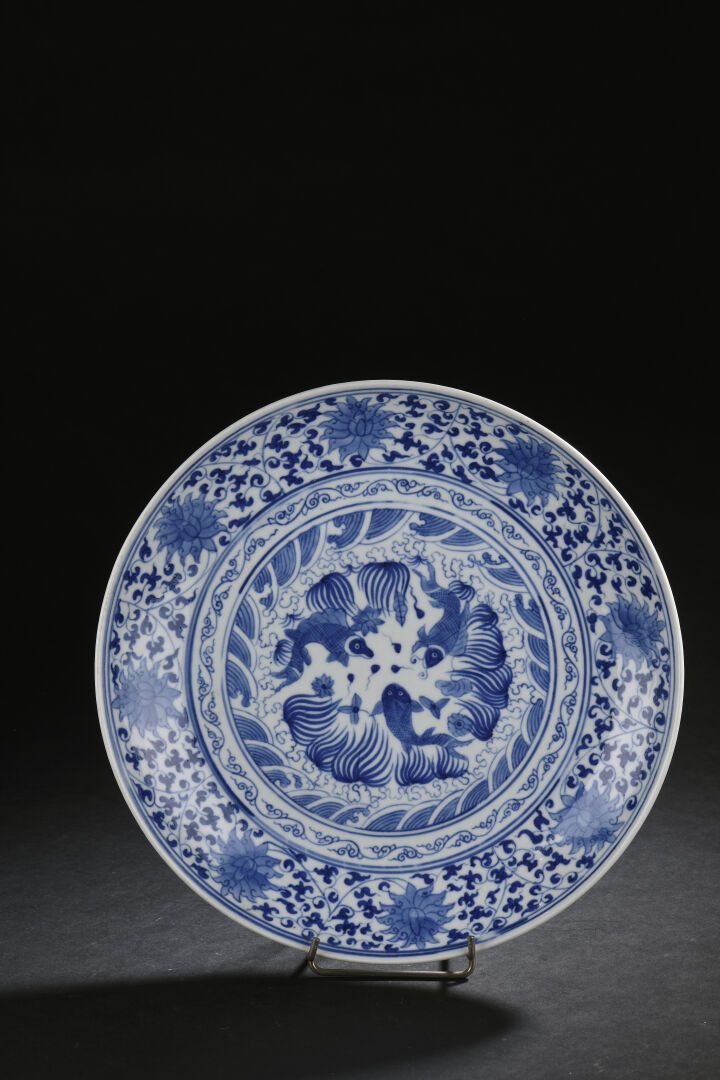 Null Plat en porcelaine bleu blanc
Chine, dans le style des Ming
A décor central&hellip;