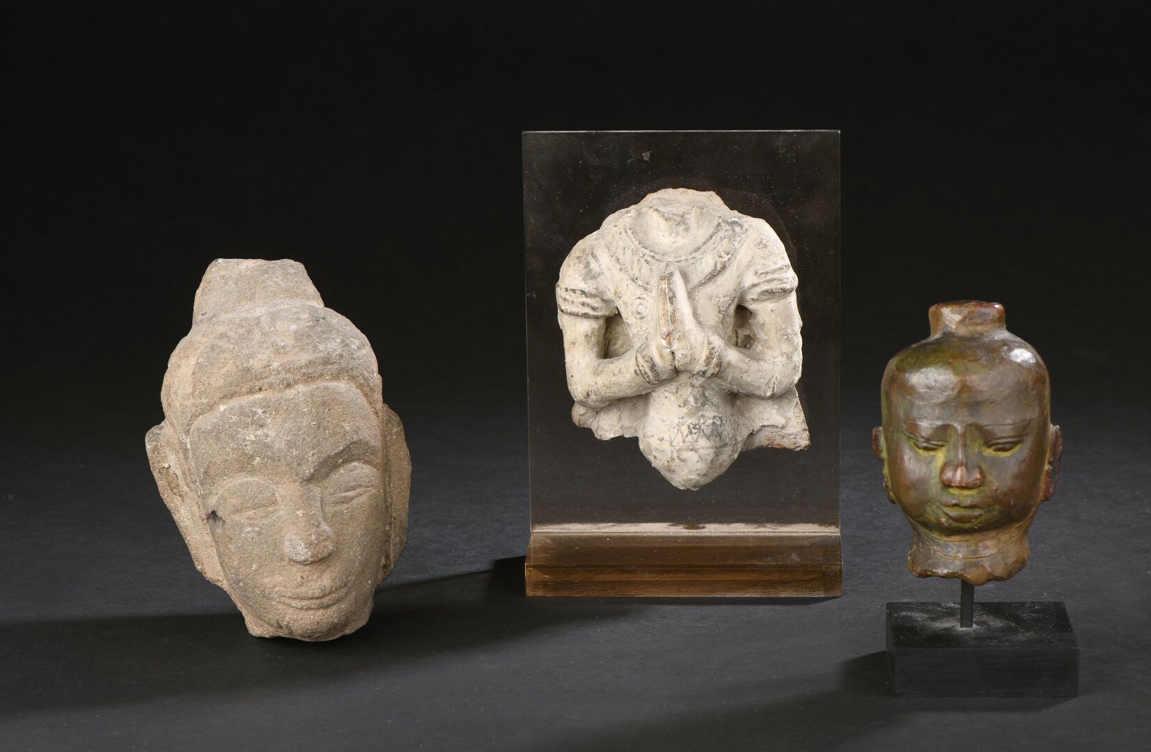 Null Busto de piedra arenisca policromada y cabeza de piedra arenisca 
India y T&hellip;