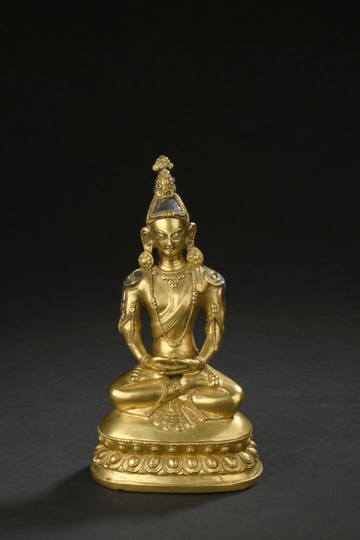 Null 镀金青铜菩萨像
尼泊尔，19世纪末
描绘的是坐在双莲花形底座上的帕德玛萨那，双手持禅定，身穿多蒂衣，佩戴珠宝，头发梳成高高的发髻。
H.18.3厘米
&hellip;