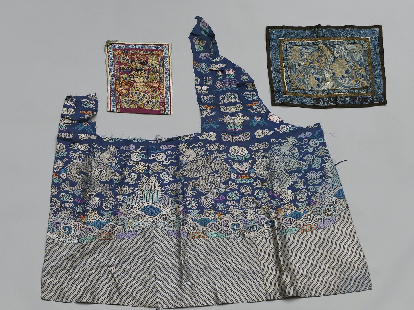 Null Lot de trois textiles comprenant un fragment de robe Chi-fu en soie et deux&hellip;