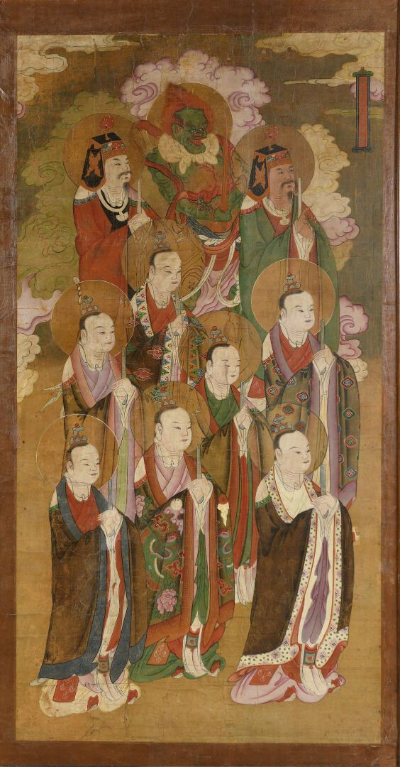 Null 绢本水墨彩绘《水陆仪式》，裱于画布上
中国，19世纪
描绘了九位身着长袍的神灵，他们身着飘逸的褶皱，用珠宝装饰着。
站在云中，每人手里拿着一块胡碑，上&hellip;