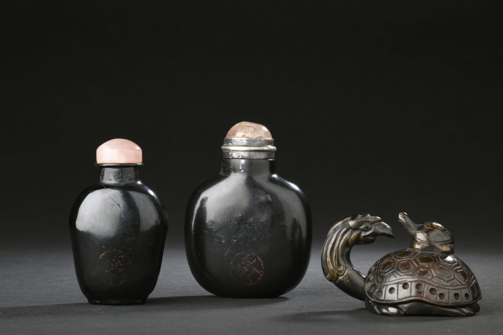 Null 两个树脂鼻烟盒和一个小石盒 
中国
抛光的鼻烟壶，盒子是乌龟的形状，背上支撑着它的幼崽
H.8.5、7.8和4.5厘米
