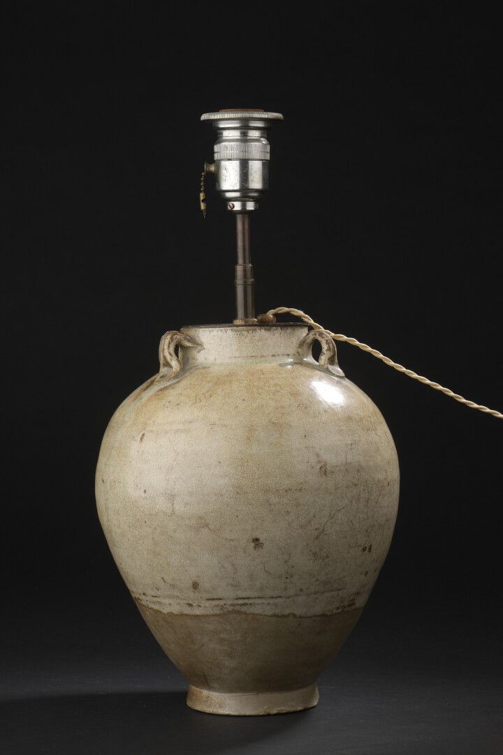 Null 奶油釉炻器花瓶 
中国，唐朝（618-907年）
膨胀的身体，肩部装饰有四个小把手；切颈。
H.41厘米