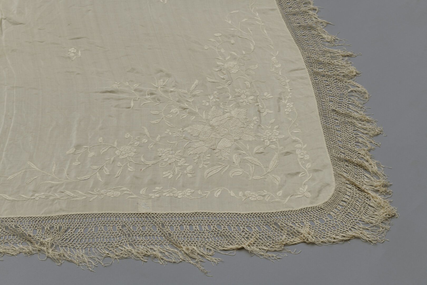 Null 两件广州丝织品披肩，用丝线绣成。
中国，20世纪初
花卉图案。状况良好。
155 x 160厘米和70 x 70厘米