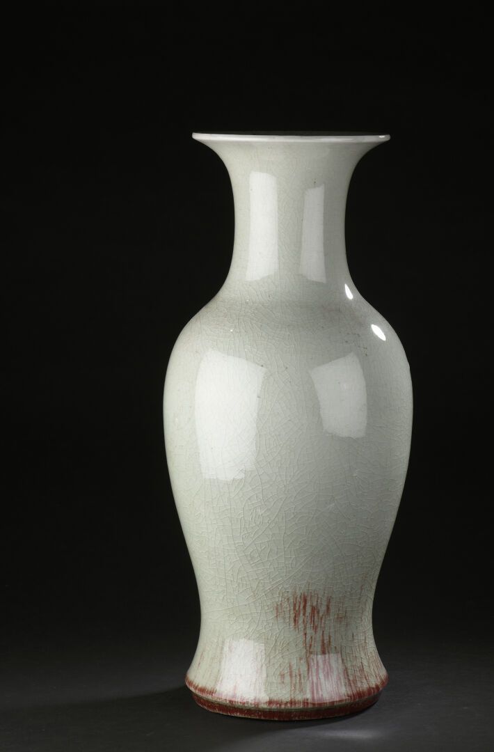Null 浅色青花瓷花瓶
中国，20世纪初
阳台，覆盖着美丽的淡色青瓷釉，内部施以红色釉
H.53.5厘米