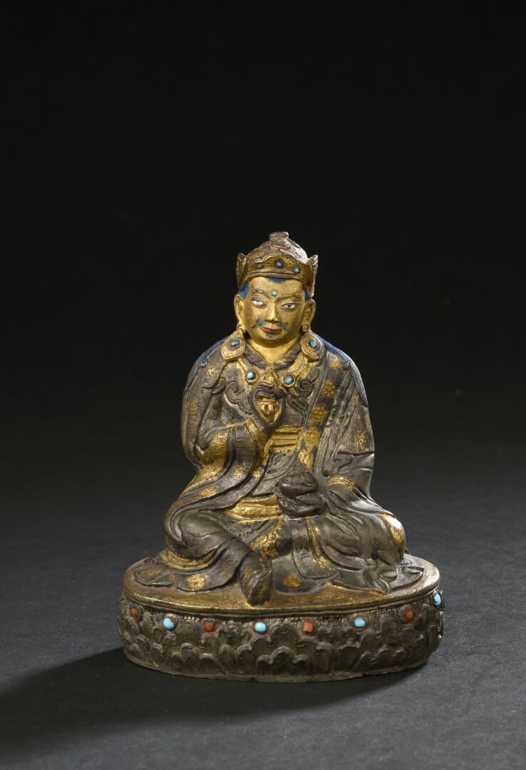 Null 释迦牟尼佛的鎏金铜像
西藏，19世纪
坐在莲花上，右手持金刚杵，左手持卡帕拉，身穿僧袍，头戴僧帽
H.13厘米