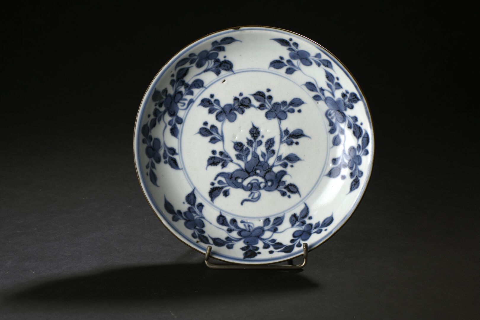 Null Assiette en porcelaine bleu blanc
Chine, XVIIe siècle
A décor de branchages&hellip;