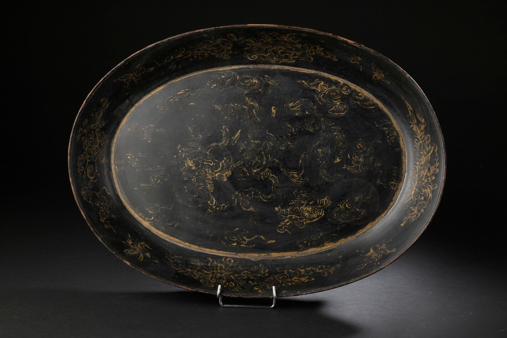 Null Black and gold lacquered wood tray China, late 19th century
Oval, the inter&hellip;