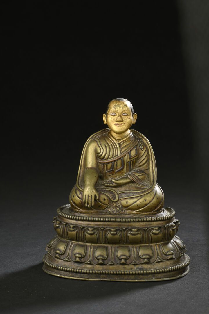 Null 压花和部分镀金的铜质喇嘛像
西藏，18/19世纪
坐在双层莲花状底座上，右手持菩提心，左手持禅定心，身穿僧袍
H.13.5厘米