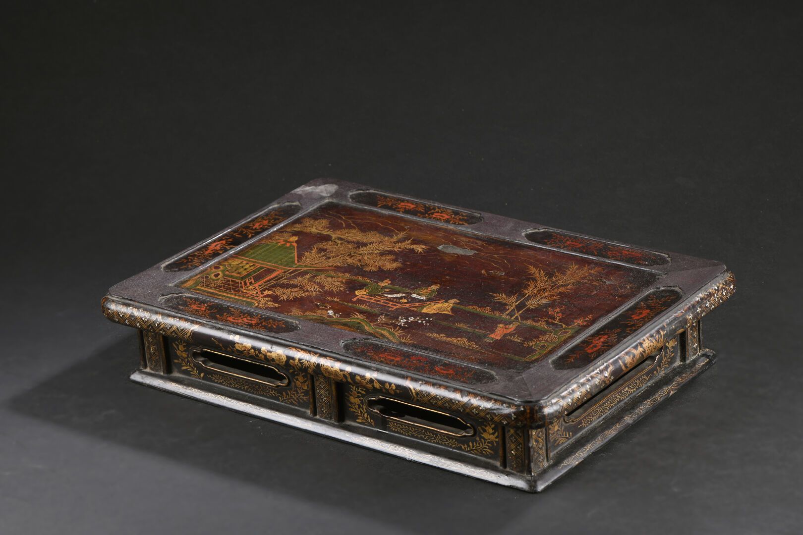 Null Lacquered wood tray with mother-of-pearl inlays
China, early 20th century
R&hellip;