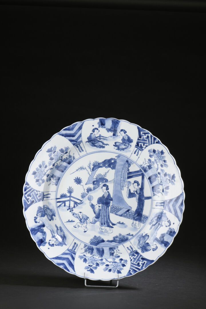 Null Grand plat en porcelaine bleu blanc
Chine, XXe siècle
A bordure chantournée&hellip;