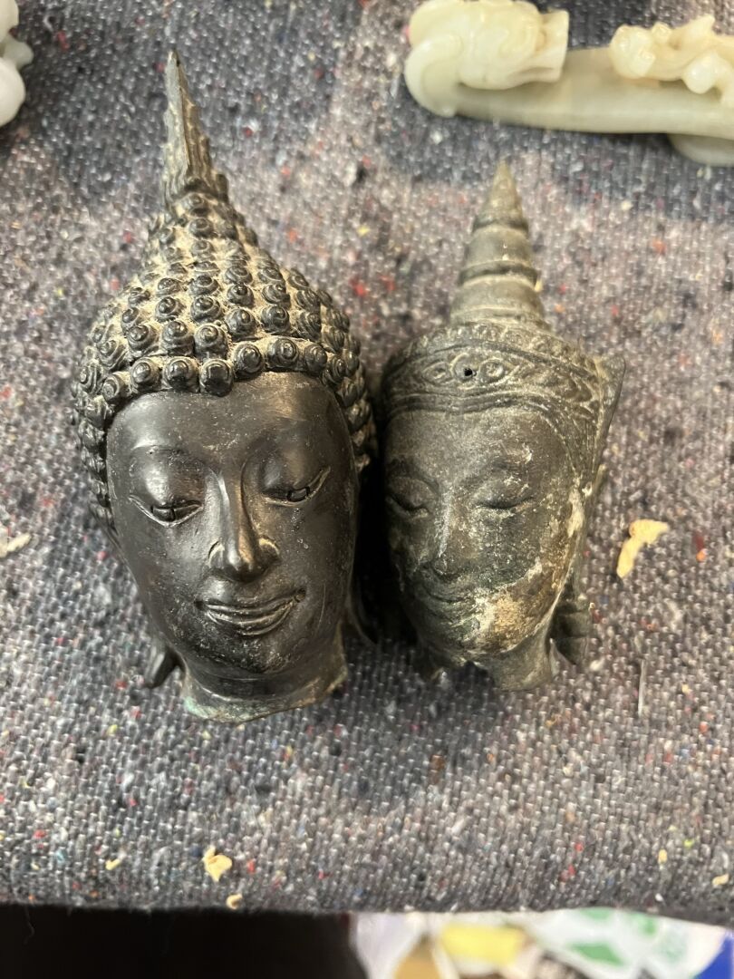 Null 两个小铜佛头
泰国，19世纪
脸庞安详，耳朵修长，头发卷曲，头顶有火焰，另一个人戴着皇冠。 
H.13.5和11.2厘米