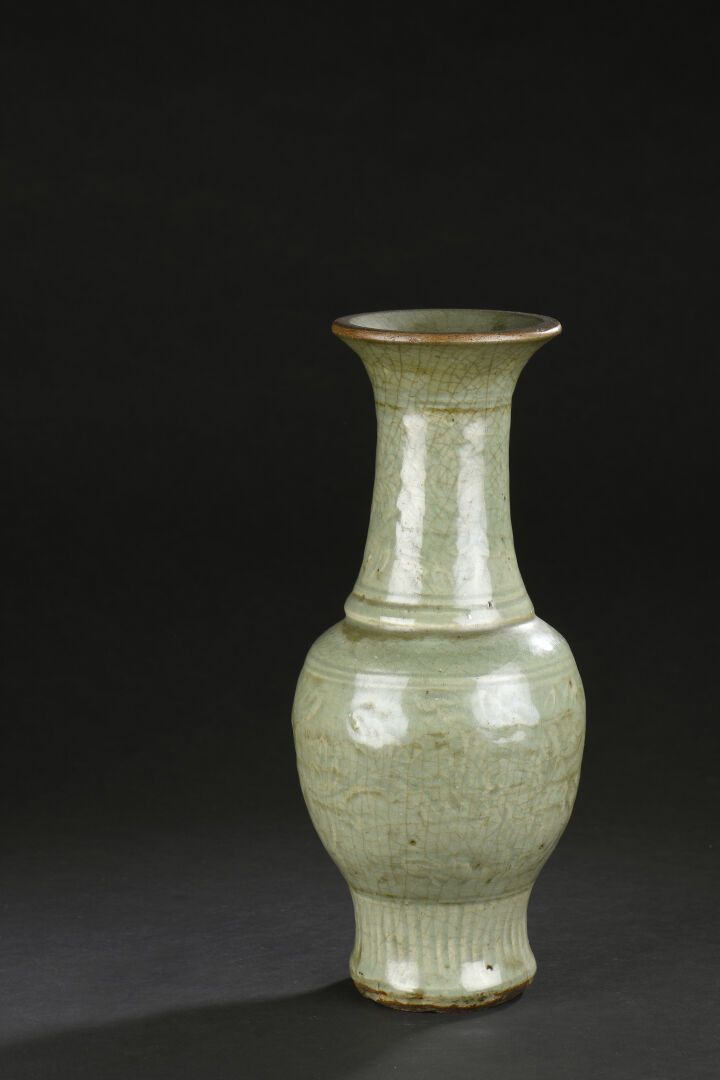 Null 龙泉青花瓷花瓶 
中国，16-17世纪
栏杆，装饰有花和叶子 
H.34厘米