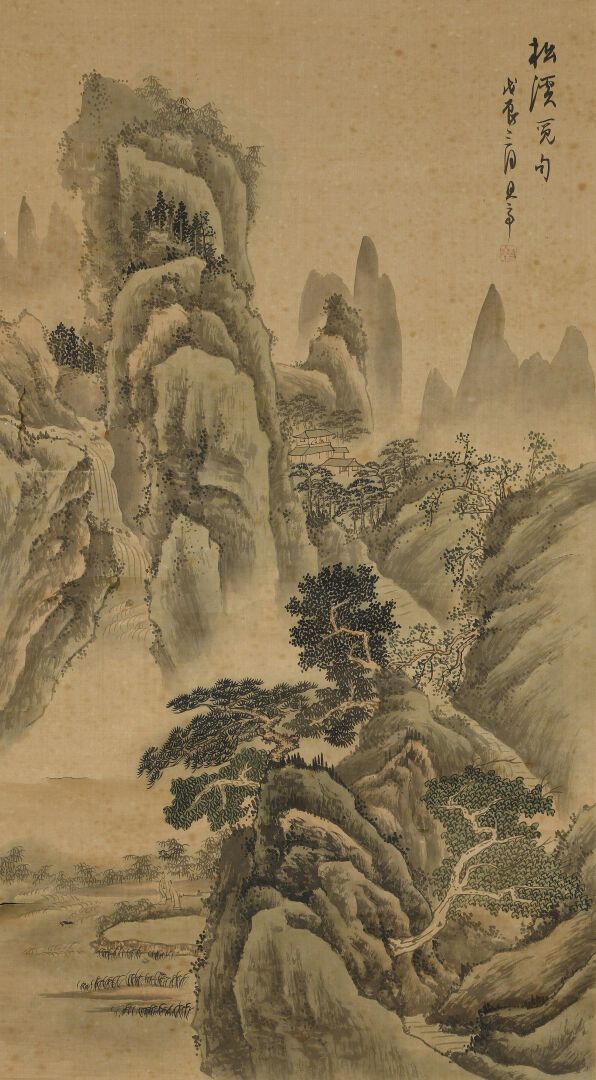 Null 水墨卷轴画在丝绸上
中国
装饰有河流穿过的山地景观，右上角有题字和印章。
磨损、撕裂、折痕和发霉。
91,5 x 52,5 cm