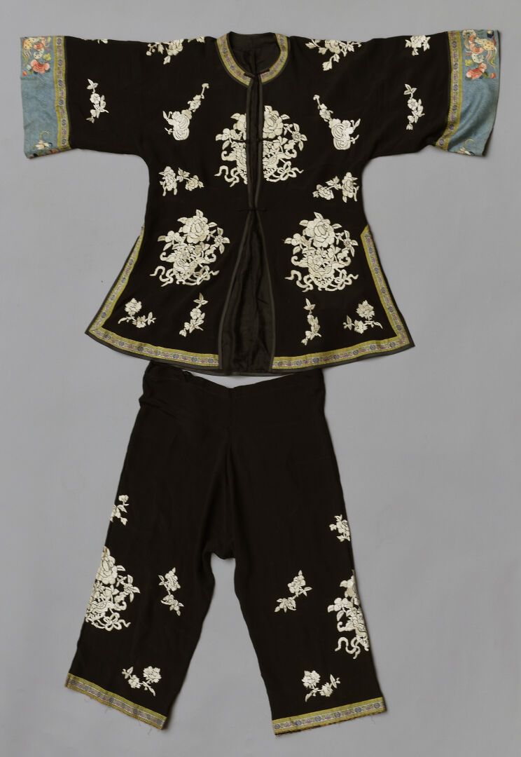 Null 用丝线刺绣的丝绸外套和长裤
中国，约1900年
黑色背景，白色花纹刺绣。状况良好。
上衣85 x 124厘米 裤子83 x 50厘米