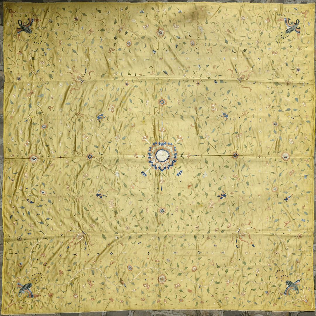Null 显著黄色的广东丝织品刺绣
中国，17世纪末
黄色背景上的中央奖章设计，让人联想到帝国的黄色。状况相当好。
288 x 270厘米