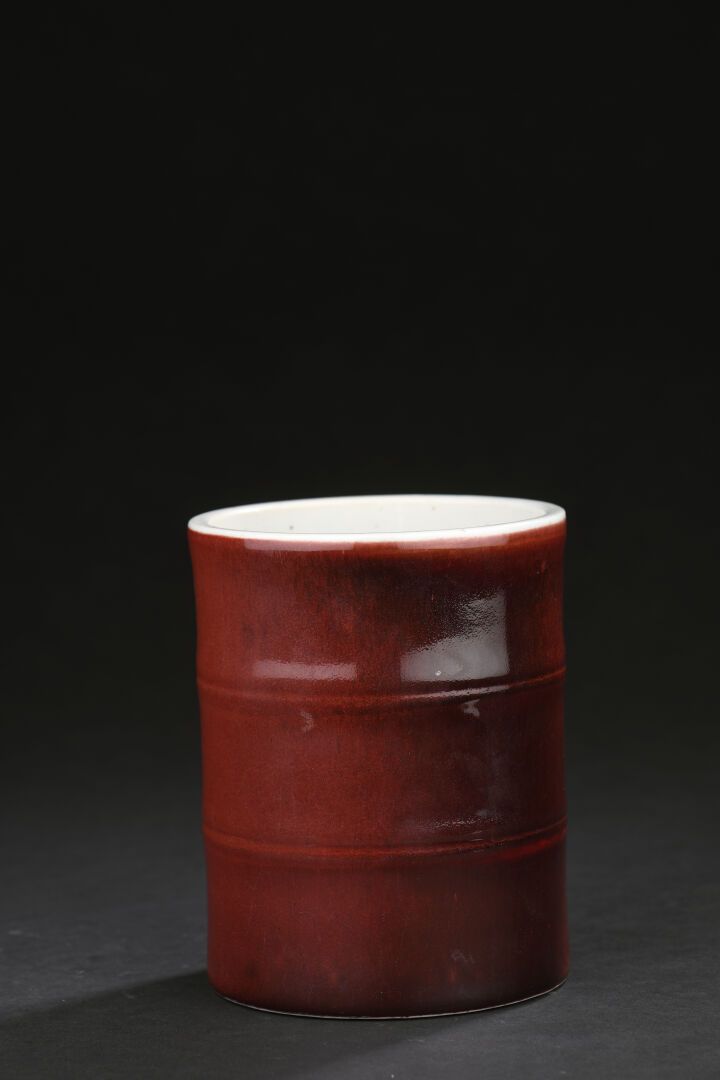 Null 牛血色瓷质刷壶
中国
器身饰有两个轻微浮雕的圆圈
H.13厘米