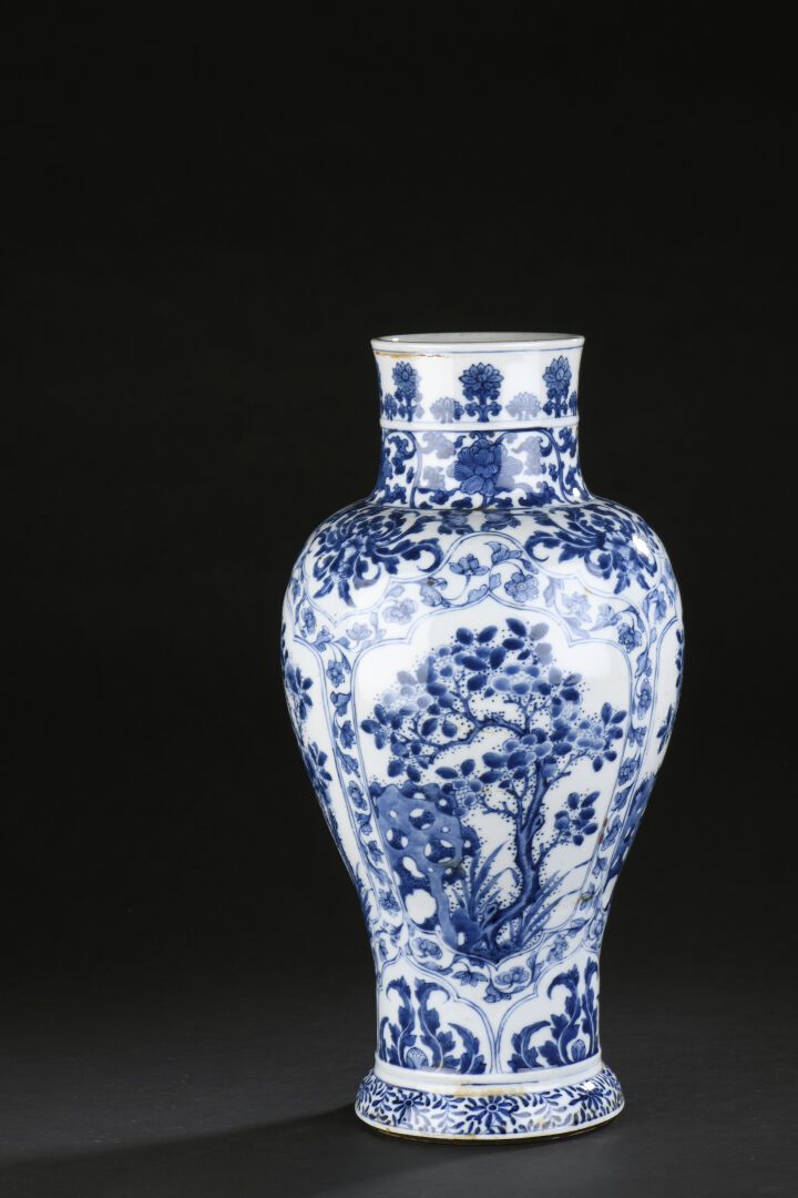 Null Vase en porcelaine bleu blanc
Chine, époque Kangxi (1662-1722)
Balustre, à &hellip;