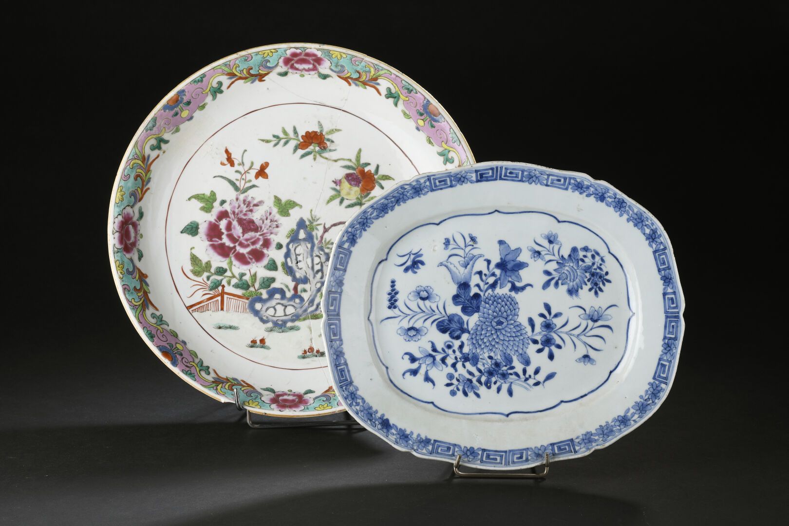 Null 两个青花和粉彩瓷盘
中国，18世纪
第一个盘子有扇形边缘，装饰有花束，第二个盘子是圆形的，装饰有牡丹、水果和石头，边缘有牡丹和叶子的珐琅彩（破碎后重新&hellip;