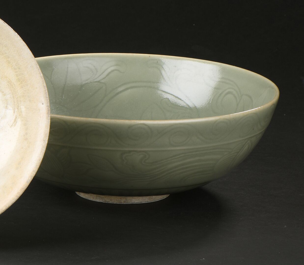 Null Gran cuenco de porcelana celadón
China, siglo XX
El interior está inciso co&hellip;