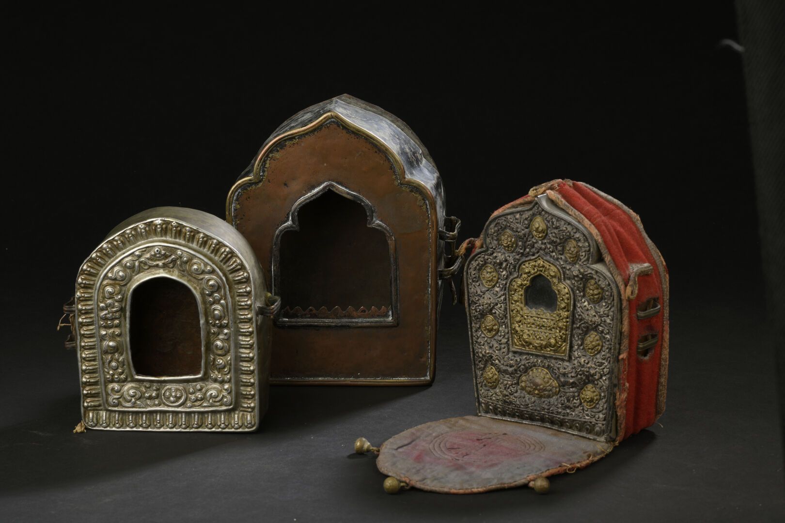 Null Three copper reliquaries
Tibet, 19th/20th century
Two decorated with emblem&hellip;