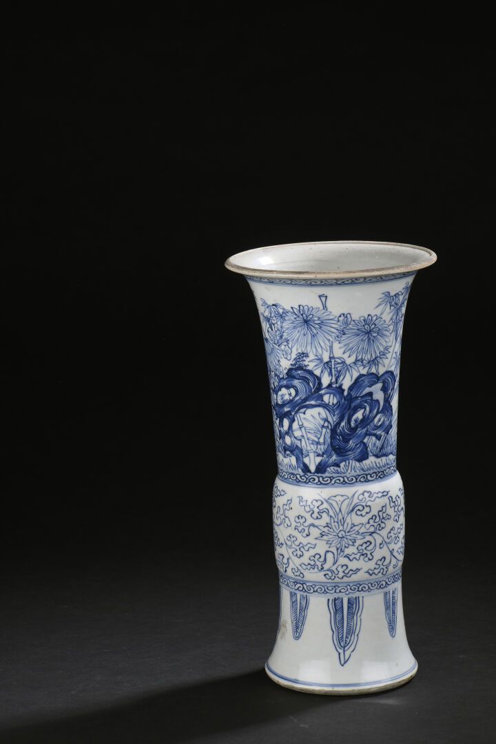 Null Gu-Vase aus blau-weißem Porzellan
China, Kangxi-Zeit (1662-1722)
Der leicht&hellip;